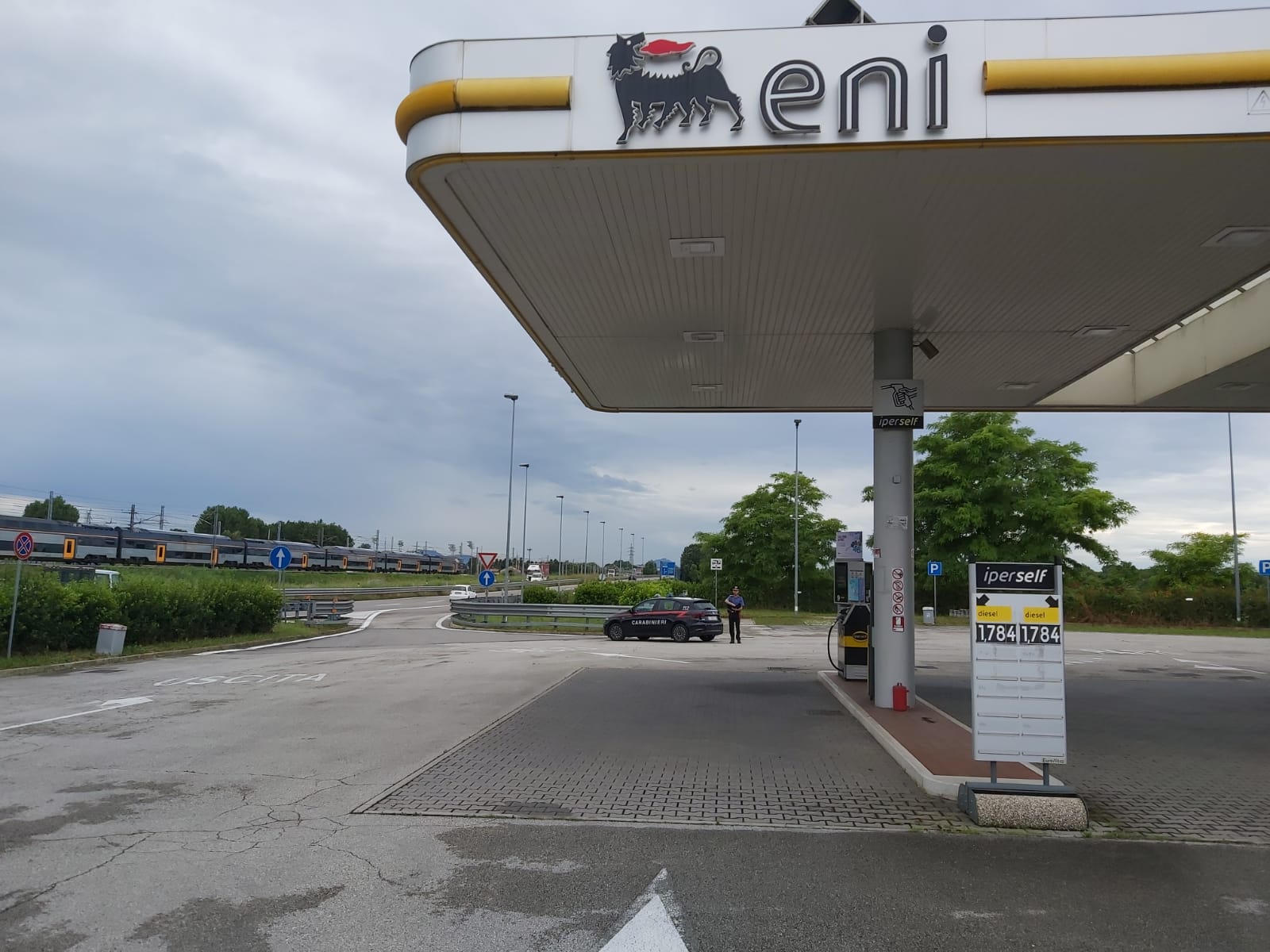Beccato ladro di gasolio, lo stava rubando... dal suo stesso camion ...
