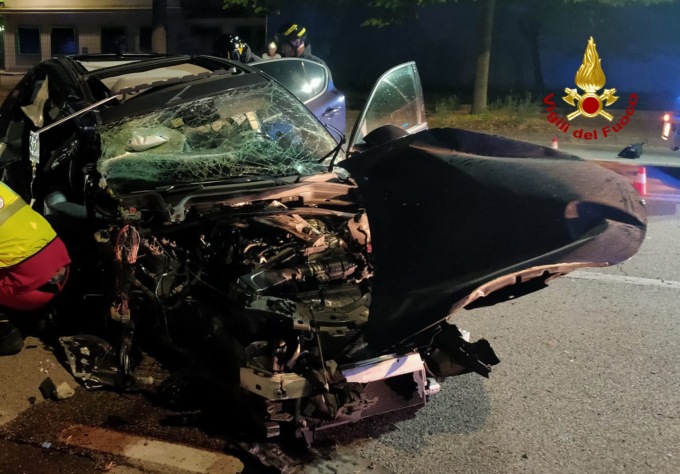 Suv si schianta con un albero, ferito un bambino