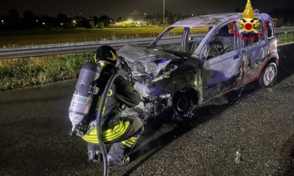 Nota del fumo uscire dal cofano e scende dall'auto, Fiat Panda distrutta dalle fiamme in pochi minuti