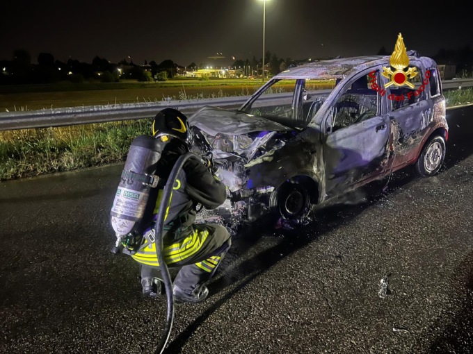 Nota del fumo uscire dal cofano e scende dall’auto, Fiat Panda distrutta dalle fiamme in pochi minuti