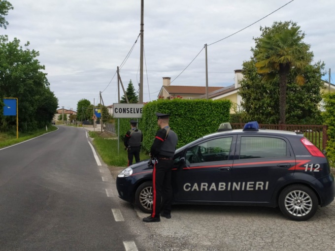 Ubriaco frusta la moglie con un cavo elettrico davanti ai tre figli minori