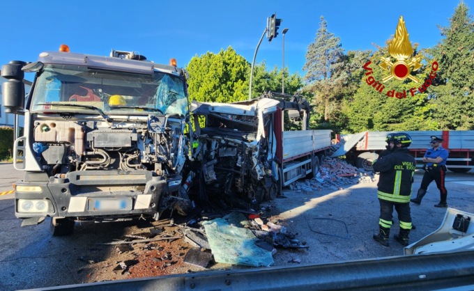 Betoniera e camion si scontrano a Campodarsego, un ferito incastrato nella cabina di guida