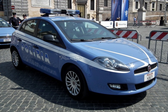 Ubriaco lancia sul volto della compagna un ferro da stiro rovente