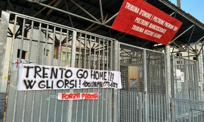 La protesta degli animalisti allo stadio Euganeo: "Trento go home! Viva gli orsi!"