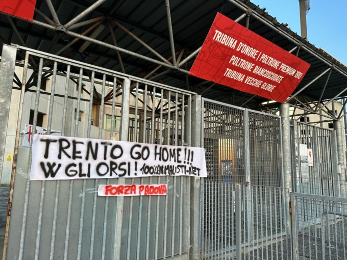 La protesta degli animalisti allo stadio Euganeo: “Trento go home! Viva gli orsi!”