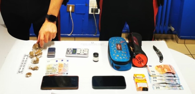 Fermati durante un controllo, in auto avevano più di 90 grammi di hashish divisi in dosi