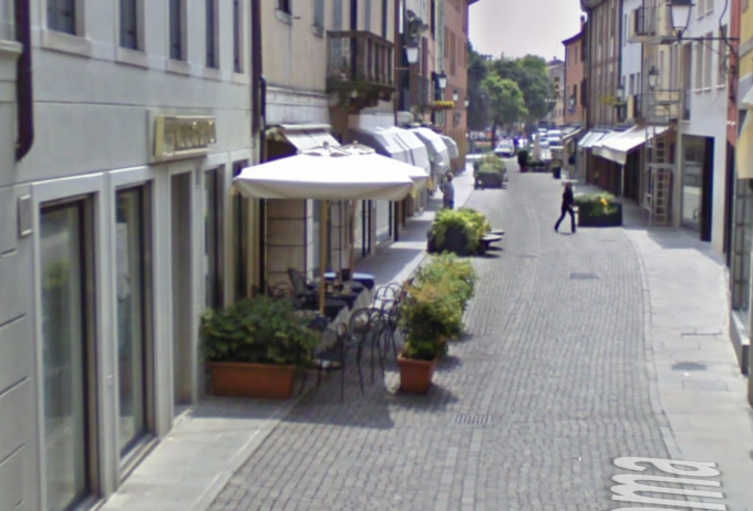 “Dammi da bere”, ma la barista gli dice di no e lui la minaccia