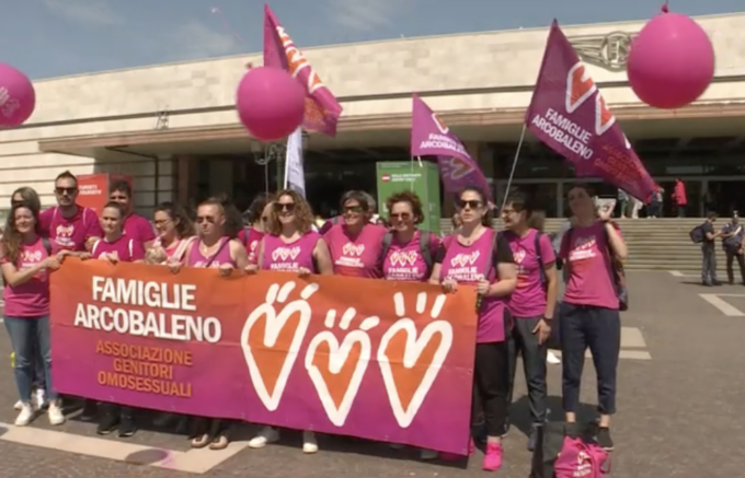 Famiglie arcobaleno, per i bambini con due mamme la parola finale passa alla Corte Costituzionale