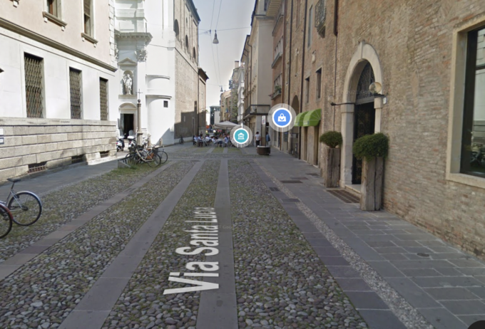 Follia in centro a Padova: prima palpeggia una cittadina, poi le tira un pugno, subito dopo deruba un passante