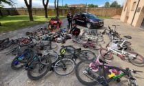 Biciclette, monopattini, attrezzi e motori: elenco e foto della refurtiva trovata nel garage di un 40enne