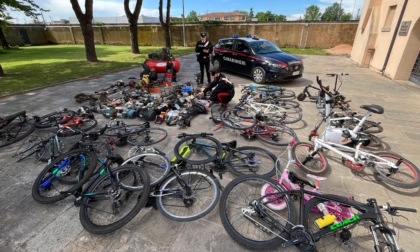 Biciclette, monopattini, attrezzi e motori: elenco e foto della refurtiva trovata nel garage di un 40enne