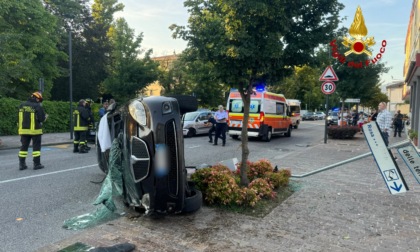 Scontro tra due auto ad Abano Terme, una si ribalta: ferite le conducenti