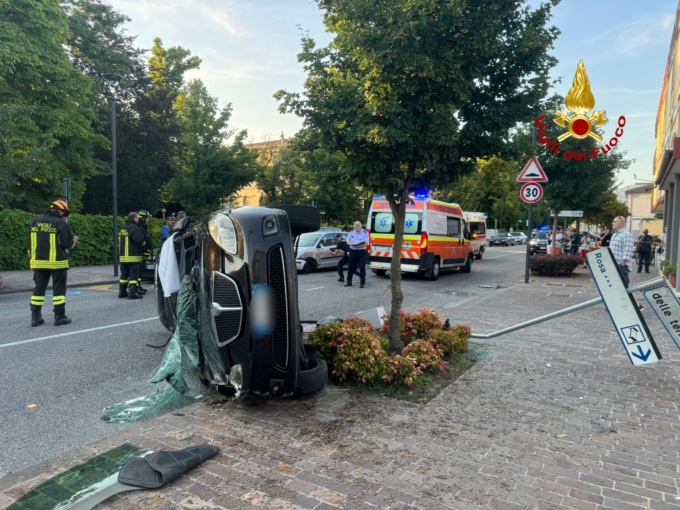 Scontro tra due auto ad Abano Terme, una si ribalta: ferite le conducenti
