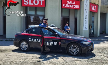 Rapina una sala slot e poi si toglie i vestiti per non farsi beccare, i Carabinieri li trovano e lo incastrano col Dna