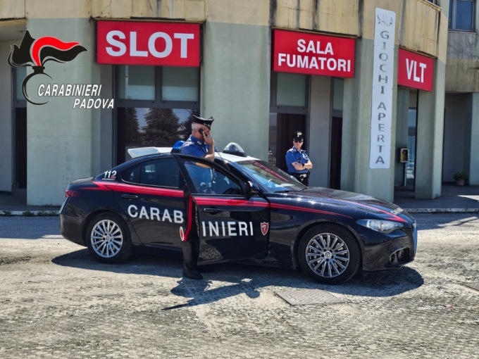 Rapina una sala slot e poi si toglie i vestiti per non farsi beccare, i Carabinieri li trovano e lo incastrano col Dna