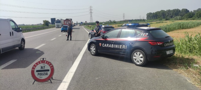 23enne fermato per un controllo, in auto nasconde un arsenale di lame e coltelli
