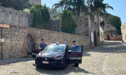 Strappa la collana d'oro di un'ottantenne e scappa, due ragazzi inseguono il ladro e la recuperano