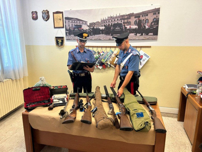 Ferisce la moglie alla tempia con un bicchiere, denunciato marito violento e sequestrate tutte le sue armi