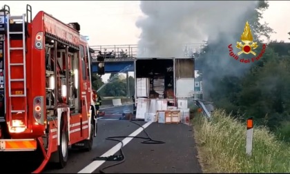 Disordini sull'A13: prima un autoarticolato va a fuoco, poi sulla corsia opposta si tamponano due auto