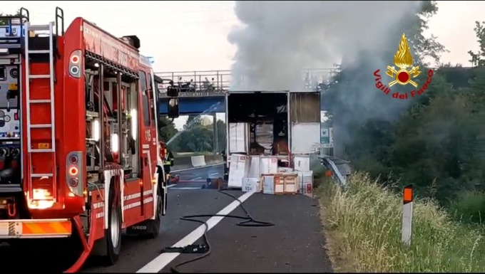 Disordini sull’A13: prima un autoarticolato va a fuoco, poi sulla corsia opposta si tamponano due auto