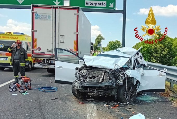 Scontro tra otto veicoli sulla A4: il bilancio è di un morto e 17 feriti