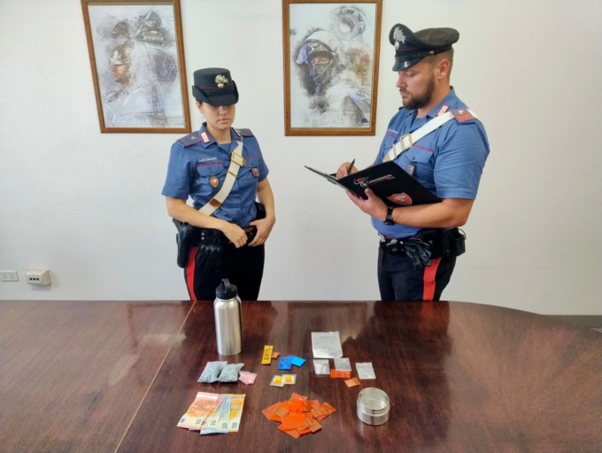 Via vai sospetto in casa, i Carabinieri si presentano alla porta: 41enne si disfa della droga lanciandola dalla finestra