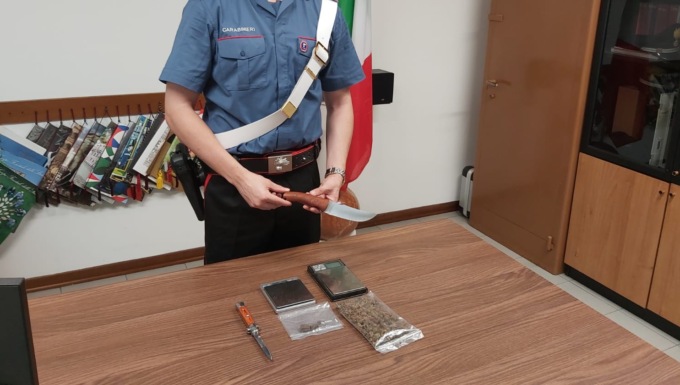 Chiama il 112 per cercare la figlia dopo una lite, i Carabinieri lo trovano in casa con in mano un coltello