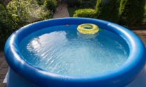 Rischia di annegare nella piscina gonfiabile di casa: grave un bimbo di 7 anni