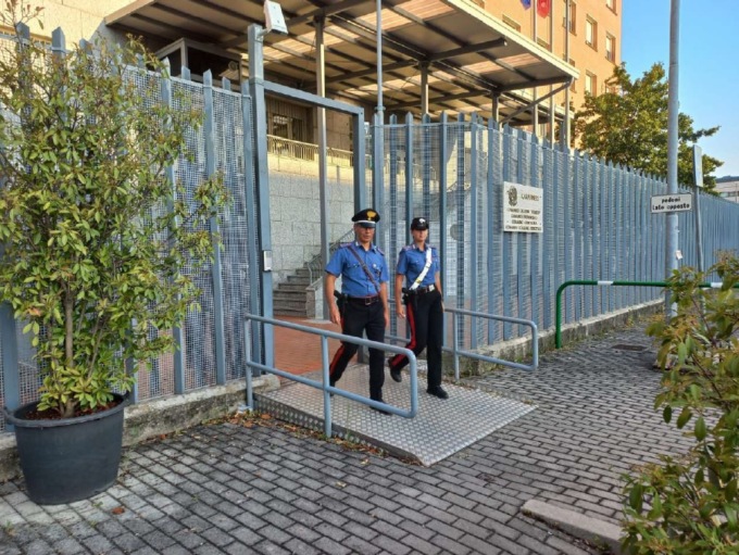 Ruba due biciclette e nasconde il catenaccio, ma un testimone lo nota e chiama il 112