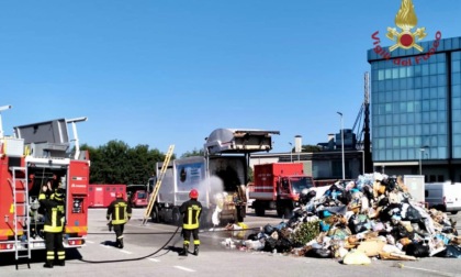 Nota delle fiamme provenire dal carico rifiuti e si reca immediatamente dai Vigili del fuoco