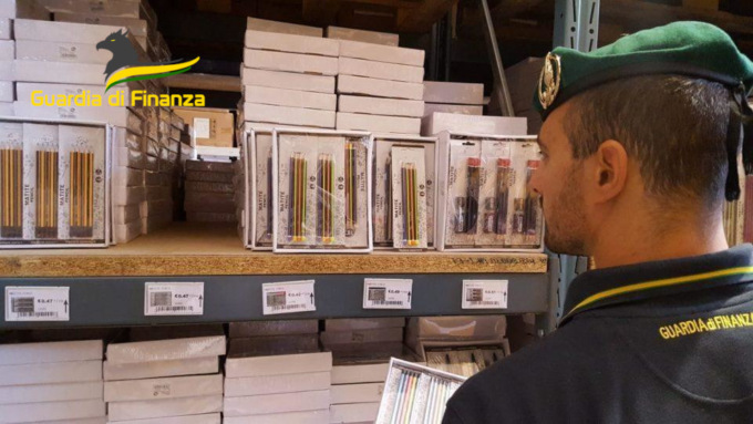 Bigiotteria e articoli per la scuola irregolari, sequestrati 3 milioni di prodotti
