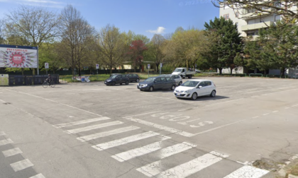 In retromarcia a tutta velocità nel parcheggio del centro commerciale, sradica un albero e poi si schianta contro un'auto