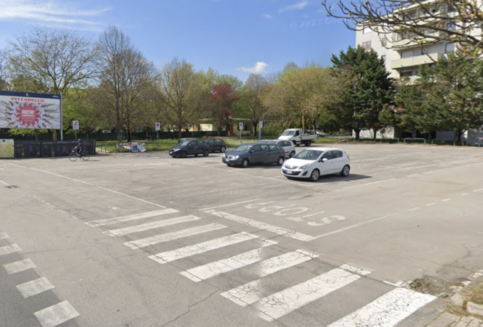 In retromarcia a tutta velocità nel parcheggio del centro commerciale, sradica un albero e poi si schianta contro un’auto