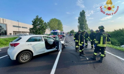 Incidente stradale tra due auto, una moto e un mezzo pesante sulla SR 308: tre feriti