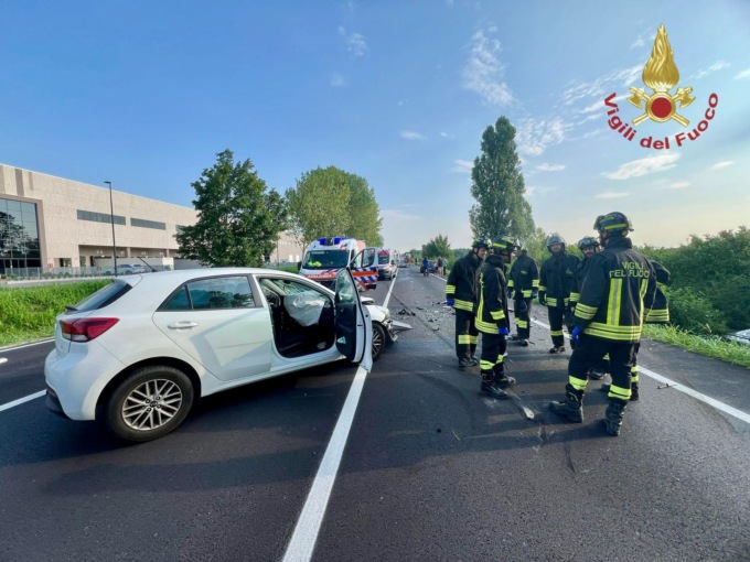 Incidente stradale tra due auto, una moto e un mezzo pesante sulla SR 308: tre feriti