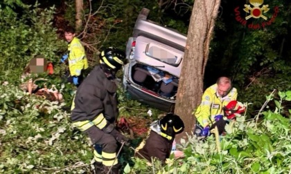 Finiscono con l'auto dentro una scarpata, ferite 5 persone