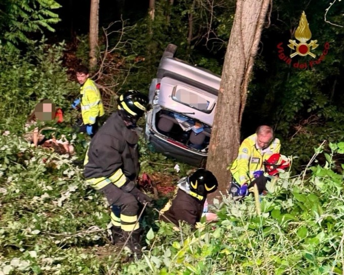 Finiscono con l’auto dentro una scarpata, ferite 5 persone