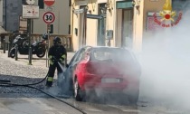 Auto a metano prende fuoco davanti a Porta Ponte Molino: illeso il conducente