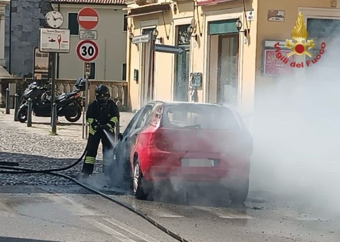 Auto a metano prende fuoco davanti a Porta Ponte Molino: illeso il conducente