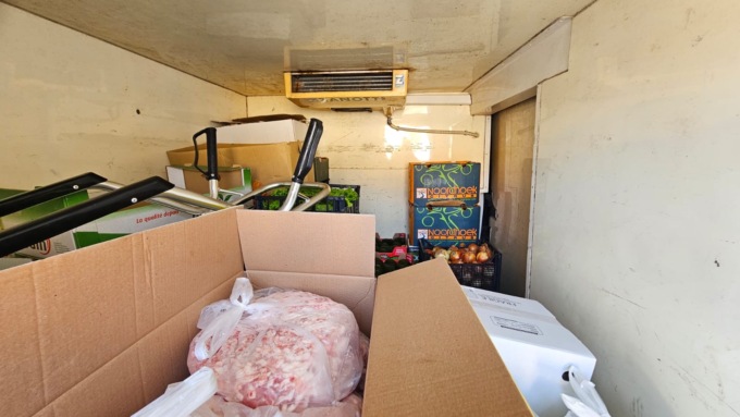 Carne trasportata in sacchetti di plastica tra ruggine e regnatele, era destinata a un ristorante cinese