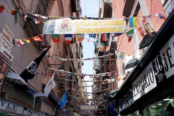 Passeggia per i Quartieri Spagnoli, quando le cade in testa una statua: grave turista padovana