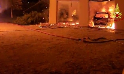 L'impressionante video della villetta avvolta dalle fiamme a Vigonza