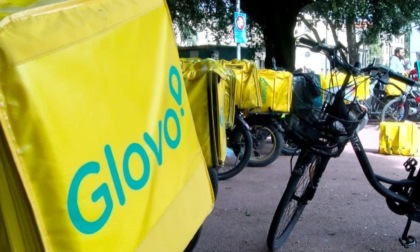 Accordo tra Glovo e rider dopo la morte di Alì Jamat: aumenta la paga base e migliorano i rimborsi chilometrici