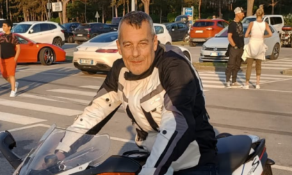 Lo schianto contro una Bmw, la moto si spezza a metà: morto il 53enne Vittorio Granata