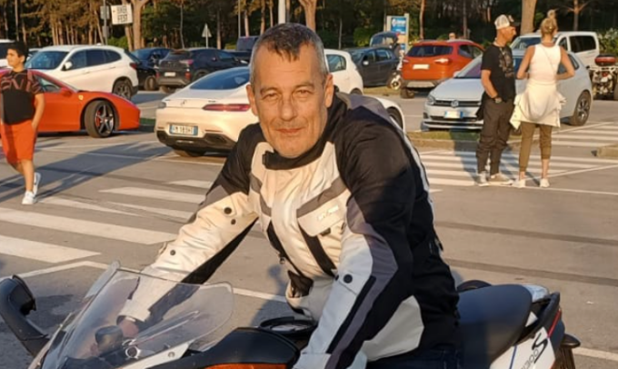 Lo schianto contro una Bmw, la moto si spezza a metà: morto il 53enne Vittorio Granata