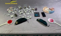 Fermato per dei controlli e viene trovato con oltre mezzo chilo di droga