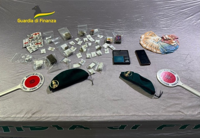 Fermato per dei controlli e viene trovato con oltre mezzo chilo di droga