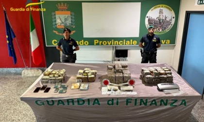 Corriere della droga fermato in centro a Padova, in casa aveva 90 kg di hashish e un chilo di cocaina