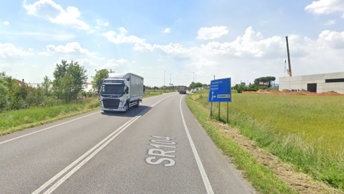 Fiat Punto sbanda, invade l’altra corsia e si schianta contro un tir: 59enne morto nel frontale