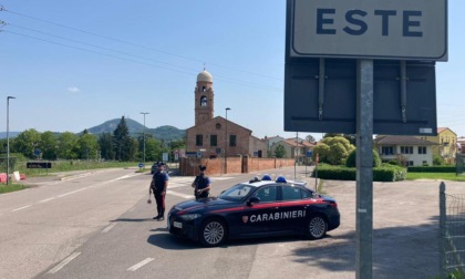 54enne ubriaco gira per il centro di Este con una catena e minaccia i clienti di un bar